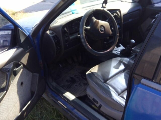 Синий Опель Омега, объемом двигателя 2 л и пробегом 310 тыс. км за 800 $, фото 5 на Automoto.ua