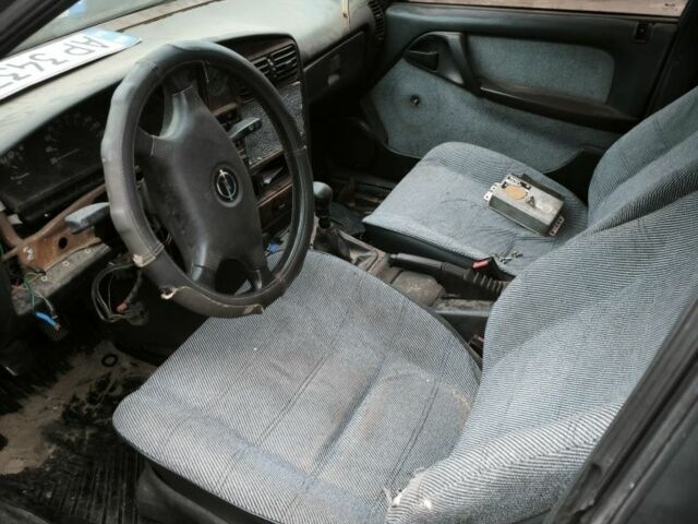 Синий Опель Омега, объемом двигателя 0 л и пробегом 250 тыс. км за 24 $, фото 4 на Automoto.ua