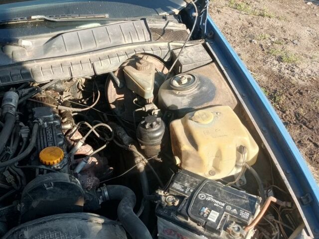 Синий Опель Омега, объемом двигателя 2 л и пробегом 310 тыс. км за 800 $, фото 1 на Automoto.ua