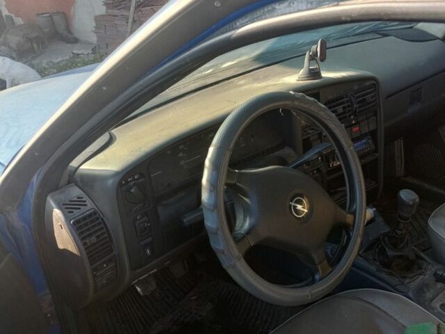 Синий Опель Омега, объемом двигателя 2 л и пробегом 310 тыс. км за 800 $, фото 4 на Automoto.ua