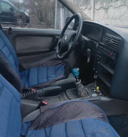 Синій Опель Омега, об'ємом двигуна 2 л та пробігом 248 тис. км за 1000 $, фото 3 на Automoto.ua