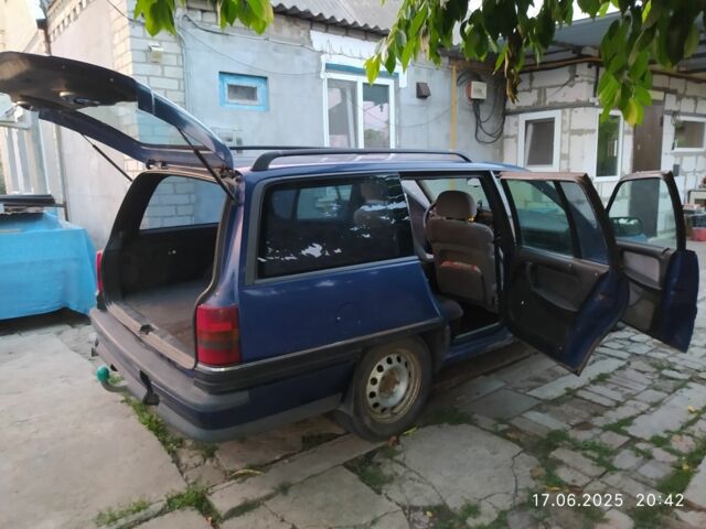 Синій Опель Омега, об'ємом двигуна 2 л та пробігом 800 тис. км за 1200 $, фото 9 на Automoto.ua