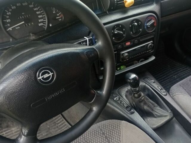 Синий Опель Омега, объемом двигателя 2 л и пробегом 430 тыс. км за 1500 $, фото 3 на Automoto.ua