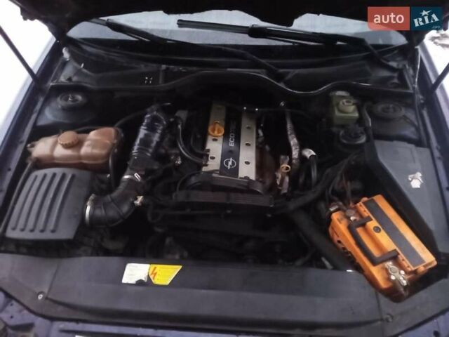 Синий Опель Омега, объемом двигателя 2 л и пробегом 400 тыс. км за 1500 $, фото 6 на Automoto.ua