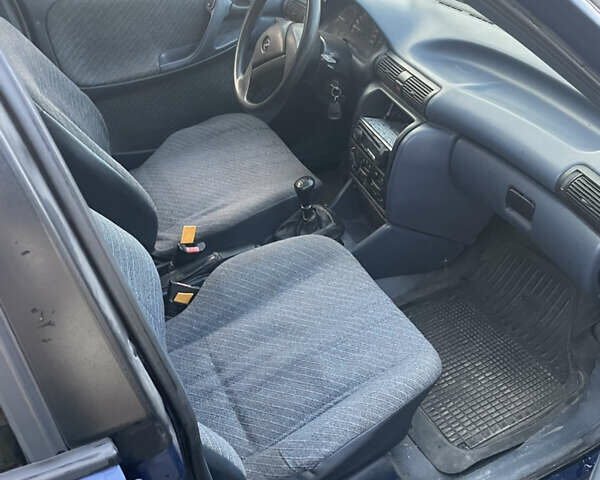 Синий Опель Омега, объемом двигателя 1.4 л и пробегом 360 тыс. км за 300 $, фото 3 на Automoto.ua