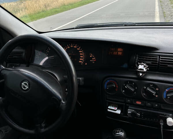 Синий Опель Омега, объемом двигателя 2 л и пробегом 235 тыс. км за 2250 $, фото 12 на Automoto.ua