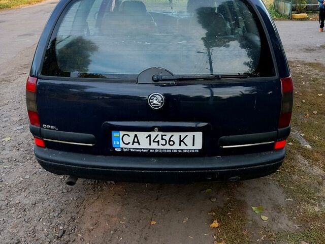 Синий Опель Омега, объемом двигателя 2 л и пробегом 389 тыс. км за 2400 $, фото 1 на Automoto.ua