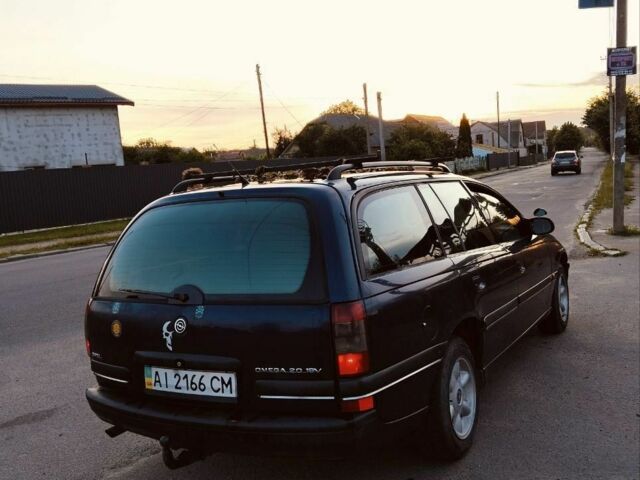 Синий Опель Омега, объемом двигателя 2 л и пробегом 268 тыс. км за 2500 $, фото 2 на Automoto.ua