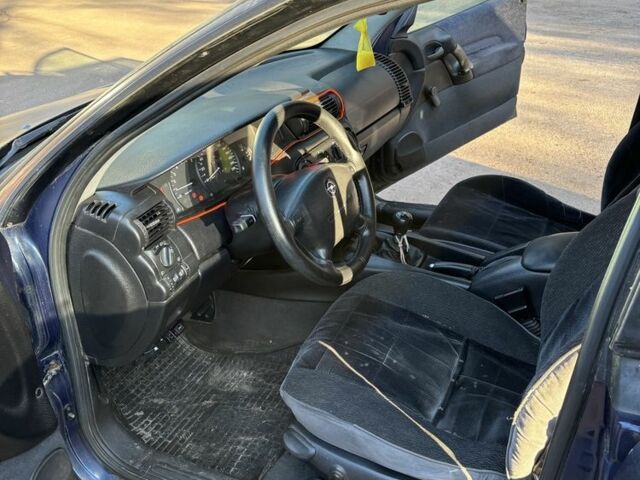 Синій Опель Омега, об'ємом двигуна 2 л та пробігом 890 тис. км за 900 $, фото 2 на Automoto.ua