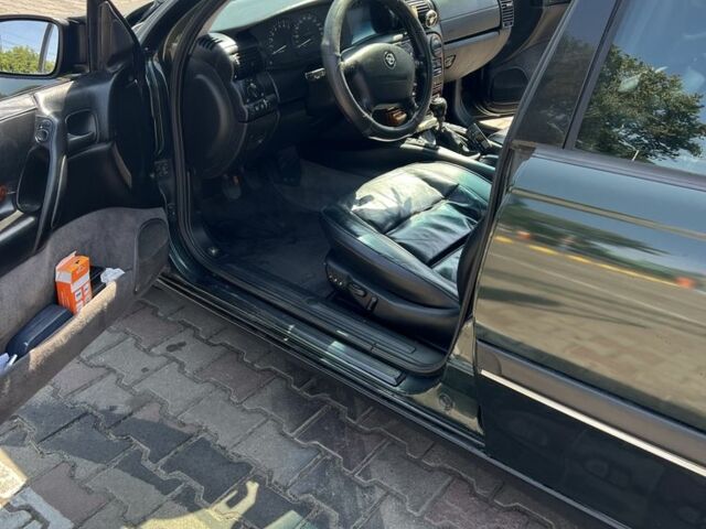 Зеленый Опель Омега, объемом двигателя 2 л и пробегом 350 тыс. км за 4000 $, фото 1 на Automoto.ua