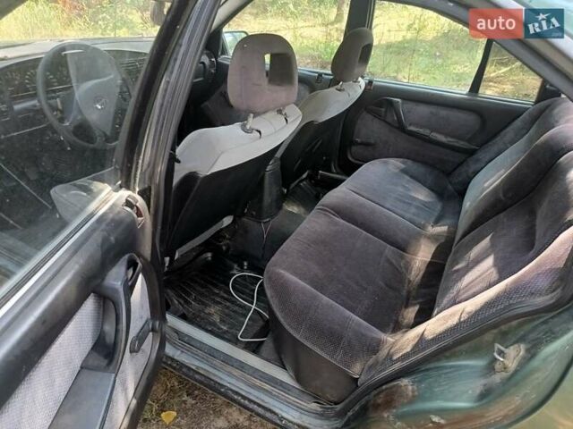 Зеленый Опель Омега, объемом двигателя 2 л и пробегом 327 тыс. км за 1250 $, фото 4 на Automoto.ua