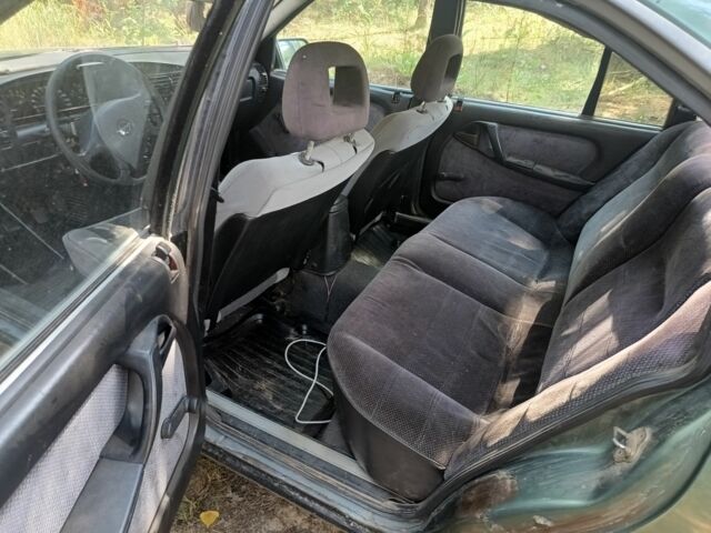 Зеленый Опель Омега, объемом двигателя 2 л и пробегом 327 тыс. км за 950 $, фото 4 на Automoto.ua