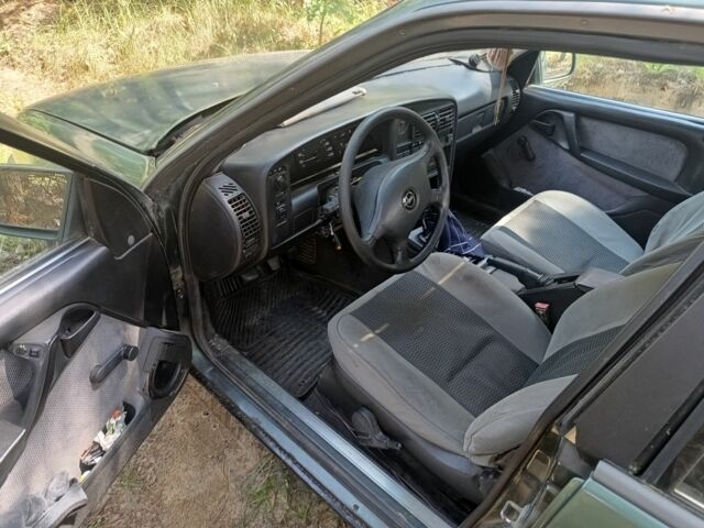 Зеленый Опель Омега, объемом двигателя 2 л и пробегом 327 тыс. км за 950 $, фото 3 на Automoto.ua