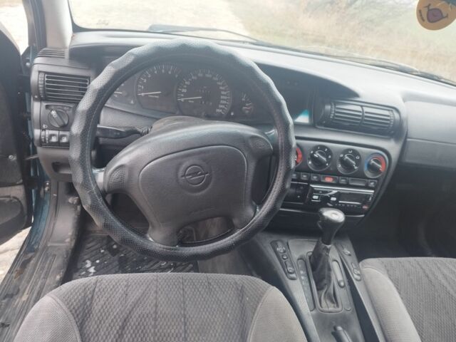 Зеленый Опель Омега, объемом двигателя 2.5 л и пробегом 450 тыс. км за 1904 $, фото 4 на Automoto.ua