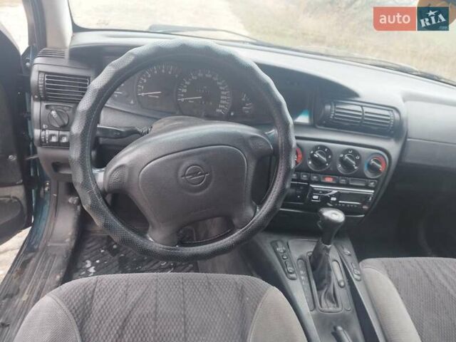 Зеленый Опель Омега, объемом двигателя 2.5 л и пробегом 450 тыс. км за 1800 $, фото 3 на Automoto.ua