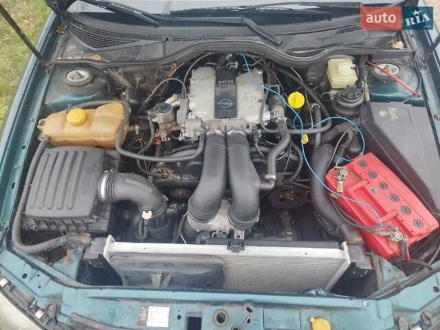 Зеленый Опель Омега, объемом двигателя 2.5 л и пробегом 450 тыс. км за 1800 $, фото 5 на Automoto.ua