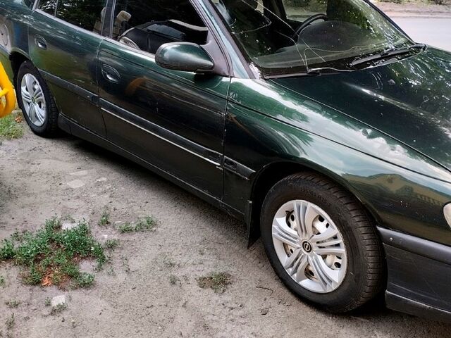 Зелений Опель Омега, об'ємом двигуна 2 л та пробігом 300 тис. км за 1250 $, фото 1 на Automoto.ua
