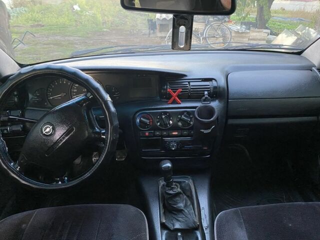 Зелений Опель Омега, об'ємом двигуна 2 л та пробігом 439 тис. км за 1069 $, фото 3 на Automoto.ua