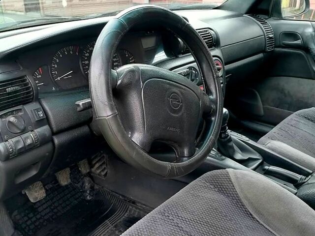 Зеленый Опель Омега, объемом двигателя 2 л и пробегом 300 тыс. км за 2700 $, фото 6 на Automoto.ua