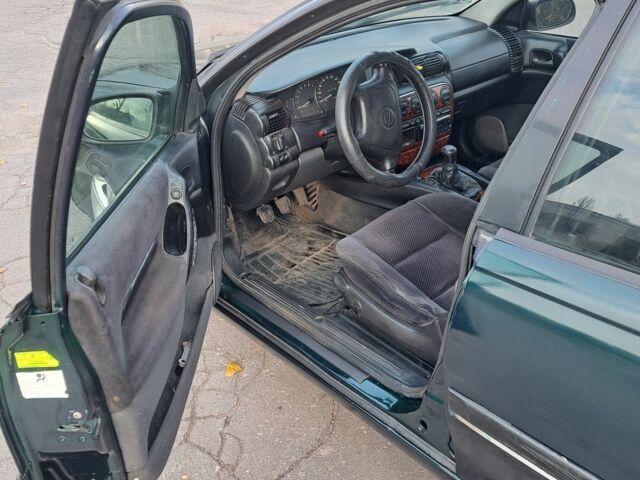 Зеленый Опель Омега, объемом двигателя 2 л и пробегом 280 тыс. км за 1950 $, фото 8 на Automoto.ua