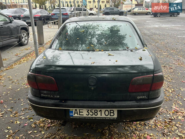 Зеленый Опель Омега, объемом двигателя 2 л и пробегом 350 тыс. км за 999 $, фото 4 на Automoto.ua