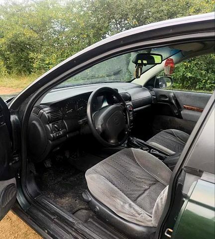 Зелений Опель Омега, об'ємом двигуна 2 л та пробігом 300 тис. км за 1000 $, фото 3 на Automoto.ua