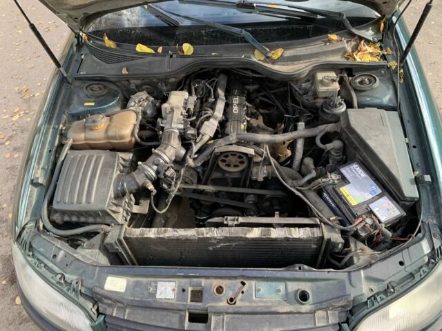 Зелений Опель Омега, об'ємом двигуна 2 л та пробігом 250 тис. км за 1300 $, фото 6 на Automoto.ua