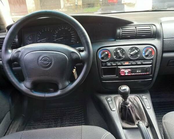 Зеленый Опель Омега, объемом двигателя 2 л и пробегом 442 тыс. км за 2000 $, фото 2 на Automoto.ua