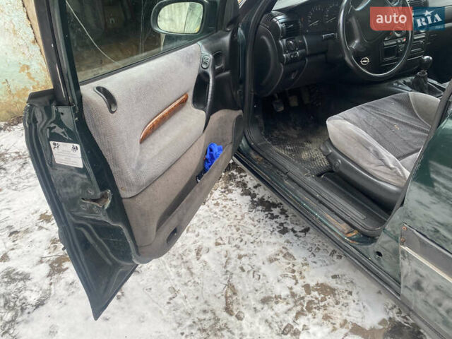 Зеленый Опель Омега, объемом двигателя 1.8 л и пробегом 100 тыс. км за 1750 $, фото 8 на Automoto.ua