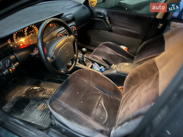 Зеленый Опель Омега, объемом двигателя 2 л и пробегом 350 тыс. км за 1500 $, фото 3 на Automoto.ua