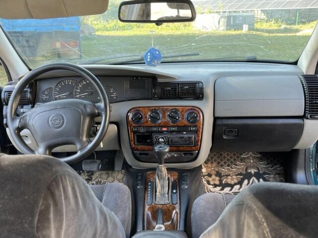 Зеленый Опель Омега, объемом двигателя 2 л и пробегом 300 тыс. км за 1800 $, фото 2 на Automoto.ua