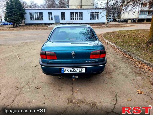 Зеленый Опель Омега, объемом двигателя 2 л и пробегом 350 тыс. км за 2100 $, фото 3 на Automoto.ua