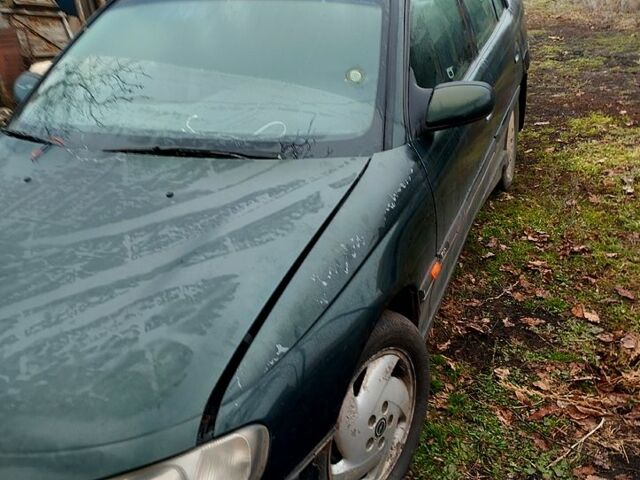 Зеленый Опель Омега, объемом двигателя 2.5 л и пробегом 370 тыс. км за 1050 $, фото 2 на Automoto.ua