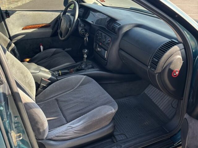 Зеленый Опель Омега, объемом двигателя 2.5 л и пробегом 300 тыс. км за 2500 $, фото 8 на Automoto.ua