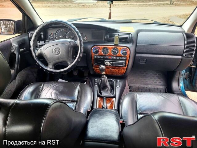 Зеленый Опель Омега, объемом двигателя 2 л и пробегом 350 тыс. км за 2100 $, фото 5 на Automoto.ua