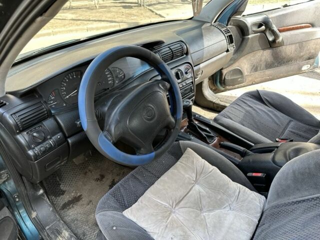 Зеленый Опель Омега, объемом двигателя 2 л и пробегом 302 тыс. км за 3000 $, фото 7 на Automoto.ua