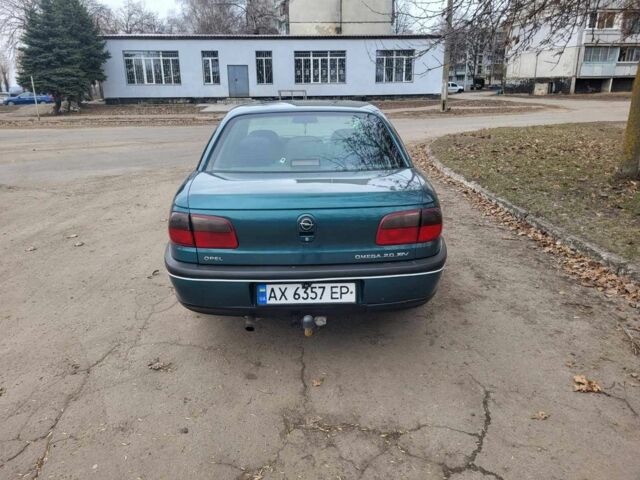 Зеленый Опель Омега, объемом двигателя 2 л и пробегом 350 тыс. км за 2100 $, фото 3 на Automoto.ua