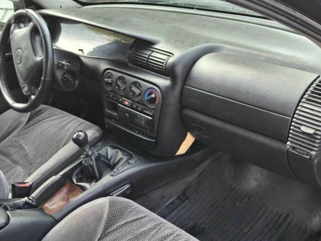 Зелений Опель Омега, об'ємом двигуна 2 л та пробігом 180 тис. км за 650 $, фото 7 на Automoto.ua