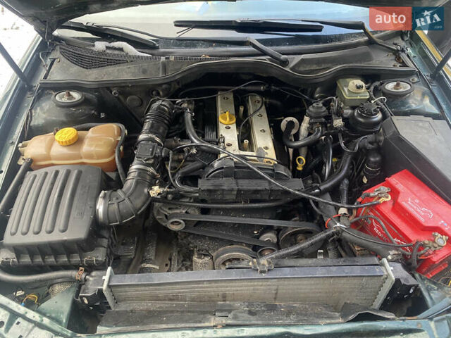 Зеленый Опель Омега, объемом двигателя 1.8 л и пробегом 100 тыс. км за 1750 $, фото 11 на Automoto.ua