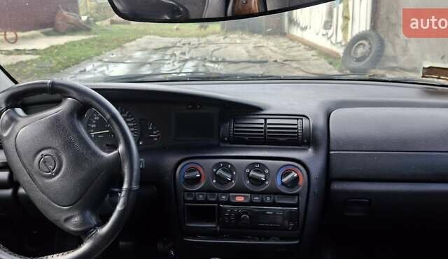 Зелений Опель Омега, об'ємом двигуна 2 л та пробігом 180 тис. км за 650 $, фото 6 на Automoto.ua