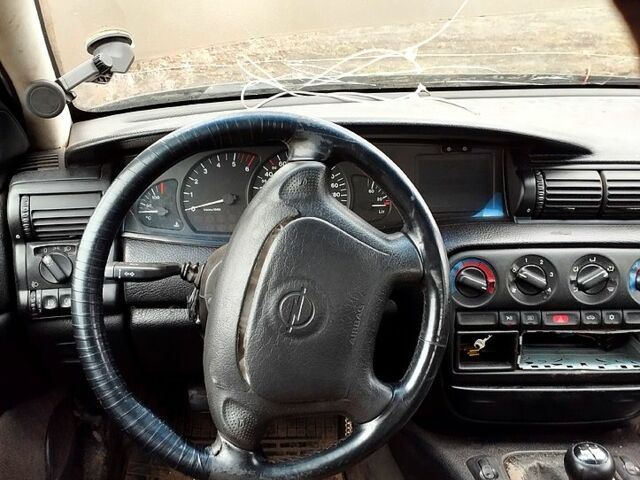 Зеленый Опель Омега, объемом двигателя 2.5 л и пробегом 370 тыс. км за 1050 $, фото 6 на Automoto.ua