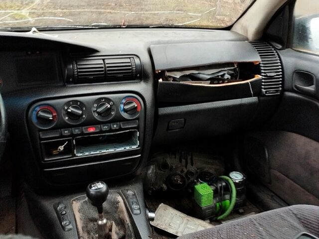 Зеленый Опель Омега, объемом двигателя 2.5 л и пробегом 370 тыс. км за 1050 $, фото 4 на Automoto.ua