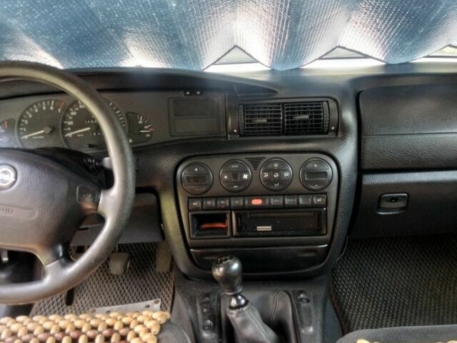 Зелений Опель Омега, об'ємом двигуна 2 л та пробігом 520 тис. км за 2000 $, фото 3 на Automoto.ua