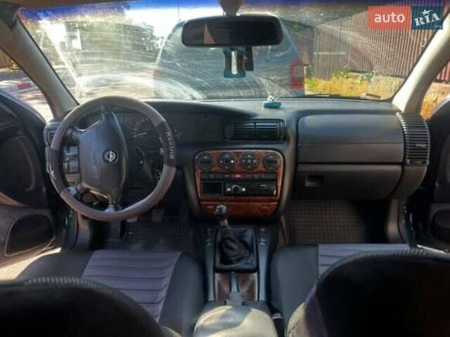 Зеленый Опель Омега, объемом двигателя 2 л и пробегом 200 тыс. км за 2200 $, фото 1 на Automoto.ua