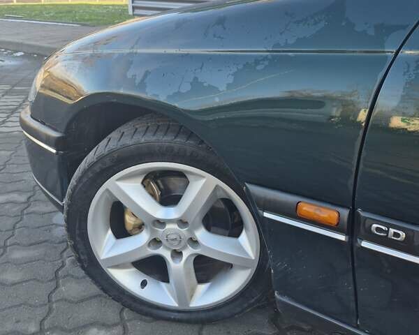 Зеленый Опель Омега, объемом двигателя 2.6 л и пробегом 270 тыс. км за 2500 $, фото 5 на Automoto.ua