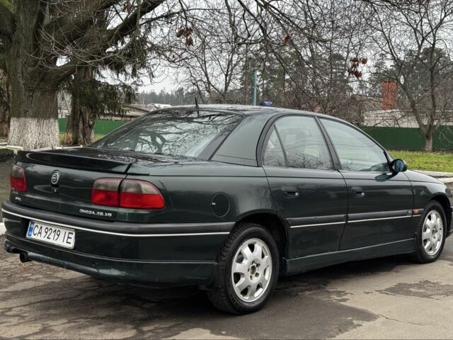 Зеленый Опель Омега, объемом двигателя 2.5 л и пробегом 180 тыс. км за 1499 $, фото 3 на Automoto.ua