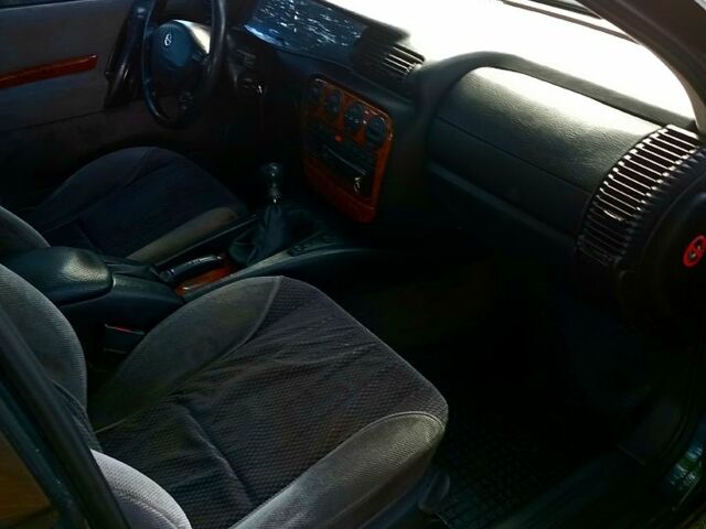 Зеленый Опель Омега, объемом двигателя 2 л и пробегом 454 тыс. км за 1777 $, фото 3 на Automoto.ua