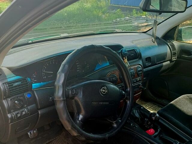 Зеленый Опель Омега, объемом двигателя 2 л и пробегом 320 тыс. км за 1600 $, фото 3 на Automoto.ua