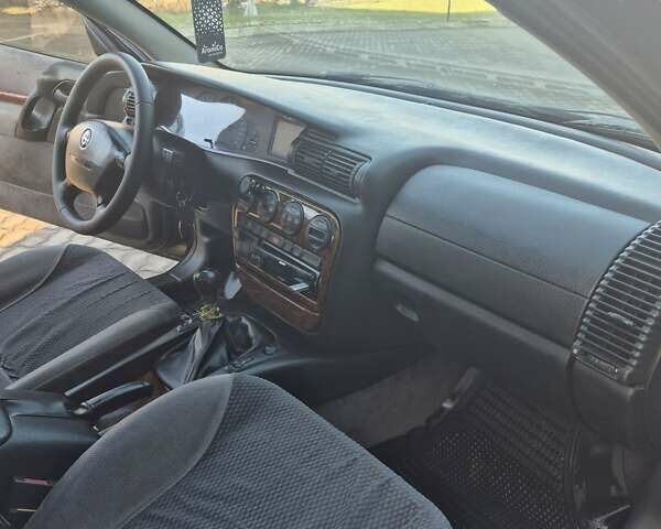 Зеленый Опель Омега, объемом двигателя 2.6 л и пробегом 270 тыс. км за 2500 $, фото 13 на Automoto.ua