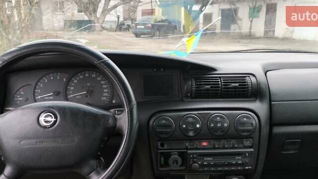 Зеленый Опель Омега, объемом двигателя 2 л и пробегом 328 тыс. км за 1800 $, фото 7 на Automoto.ua